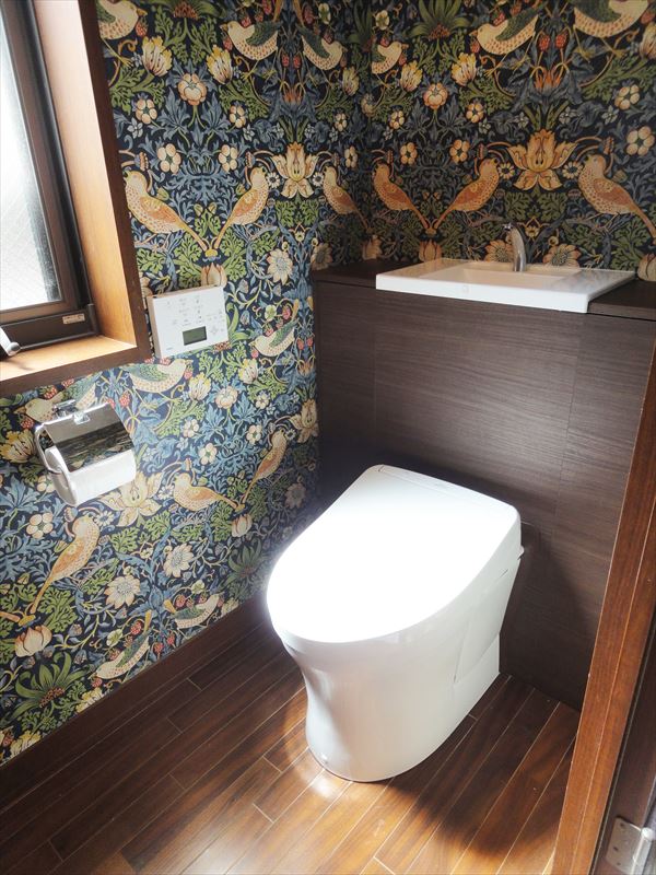 ウィリアム・モリスのクロスで上品なトイレに